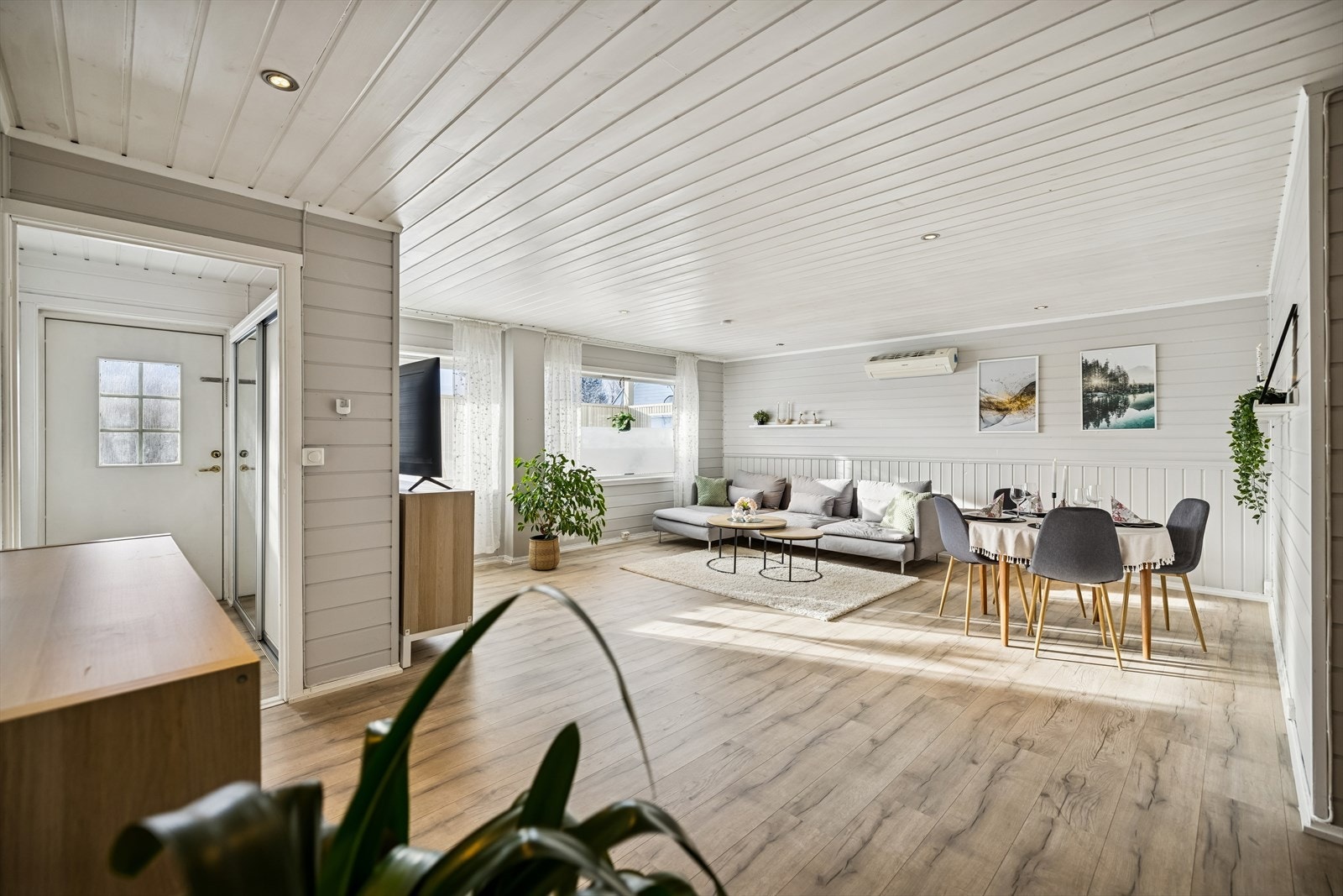 Fra den lyse entréen åpner leiligheten seg opp med en gjennomgående og funksjonell planløsning. Galleribilde