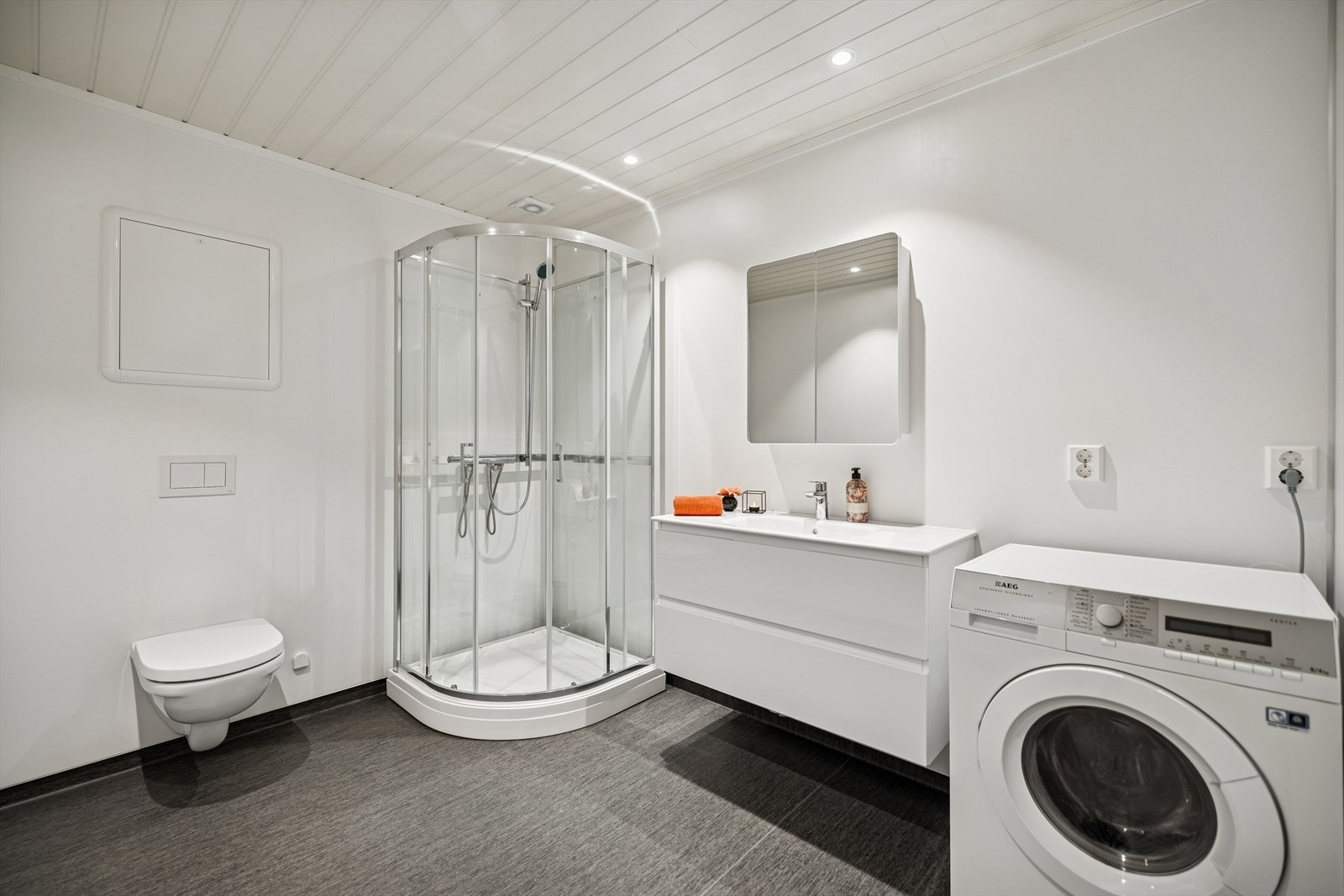 Her er det vegghengt toalett, dusjkabinett og elektriske varmekabler i gulvet for økt komfort. Galleribilde