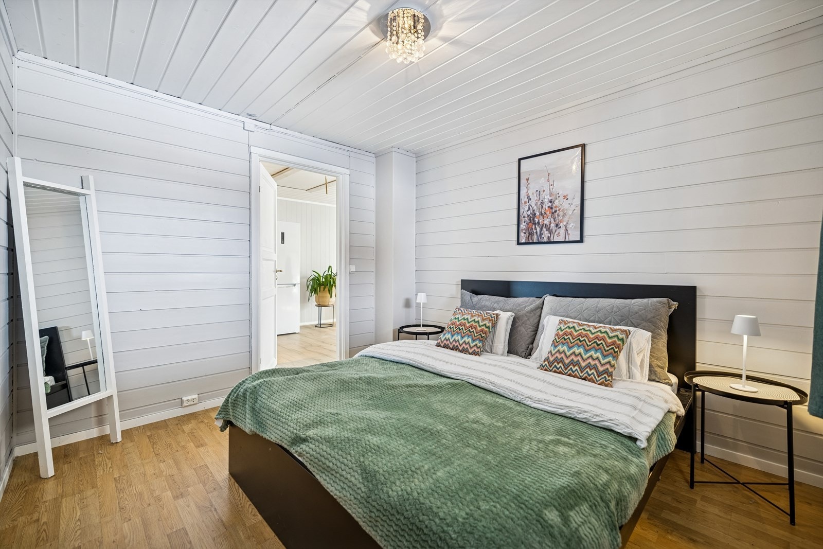 Leiligheten har to soverom. Hovedsoverommet har god plass til dobbeltseng og garderobeløsning. Galleribilde