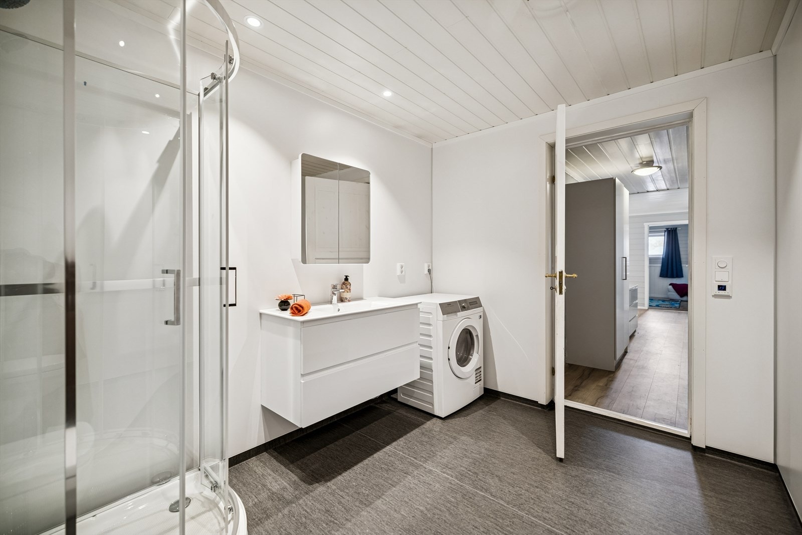 Badet ble totalrenovert i 2026 av fagfolk og har våtromsplater på veggene og opplegg for vaskemaskin. Galleribilde