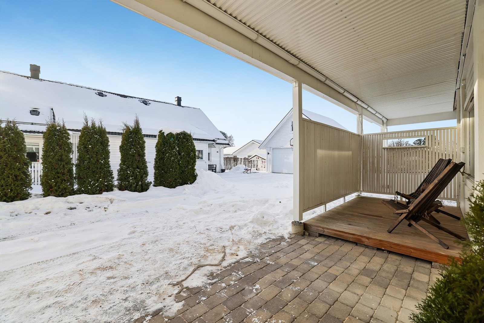 Eiendommen ligger på en felles eiet tomt på 1345 m² med gruset gårdsplass. Galleribilde