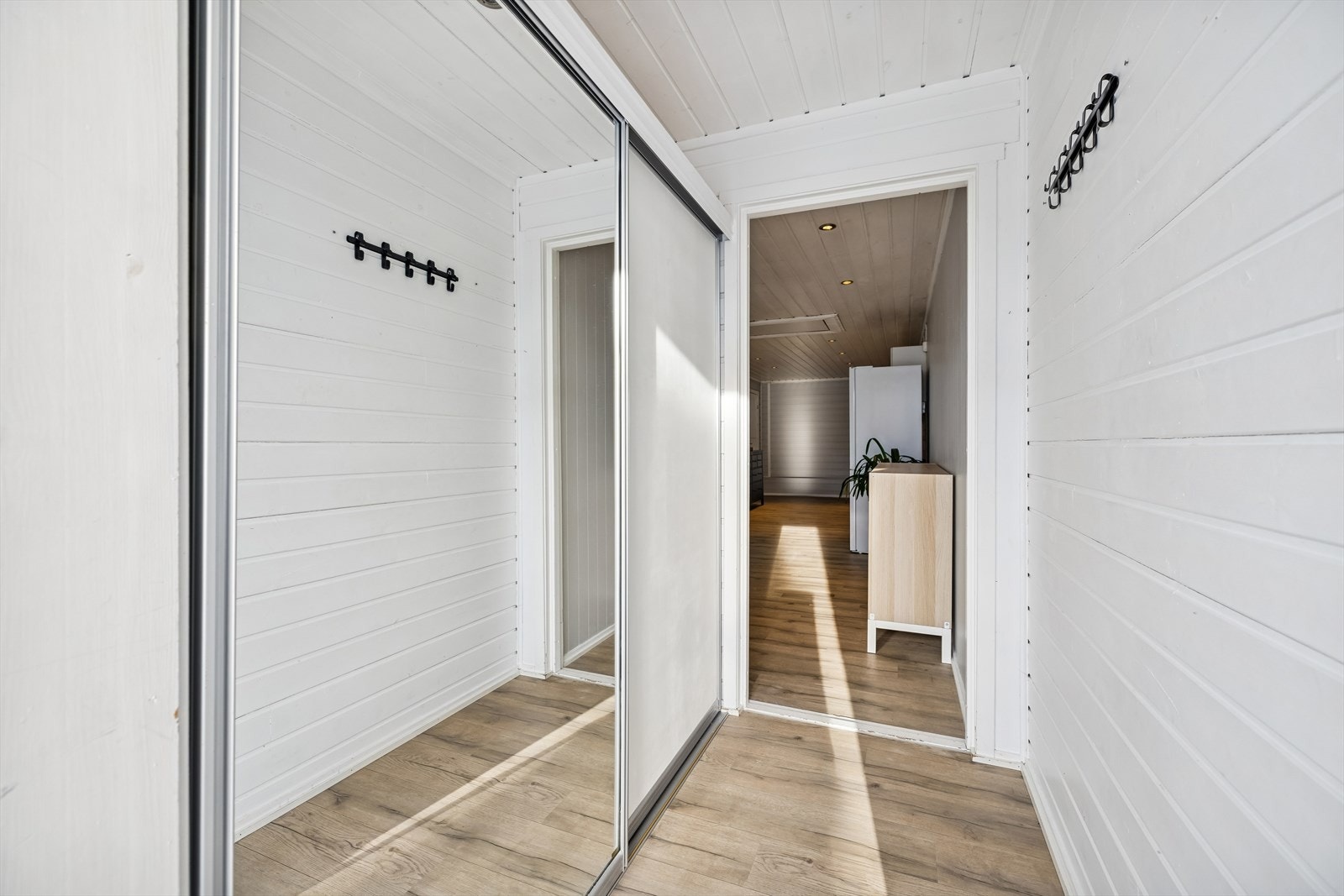 Velkommen inn! I gangen er det skyvedørsgarderobe til klær og sko. Galleribilde