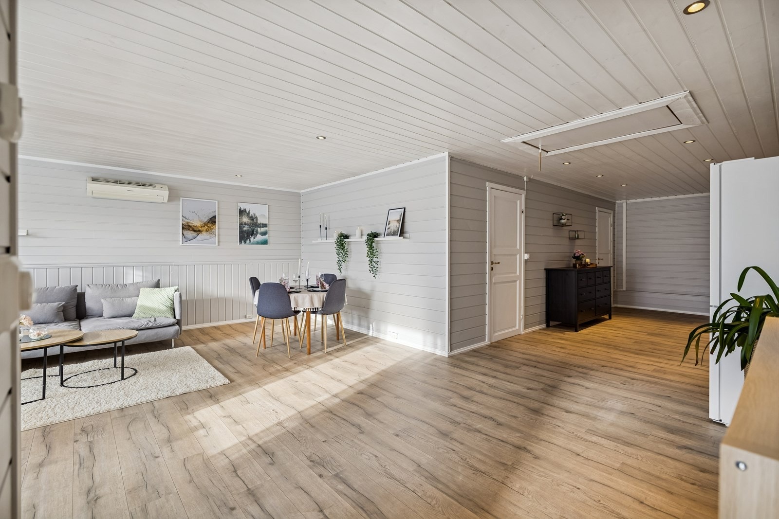 Lyse og tidsriktige innvendige overflater gir en god atmosfære. Galleribilde