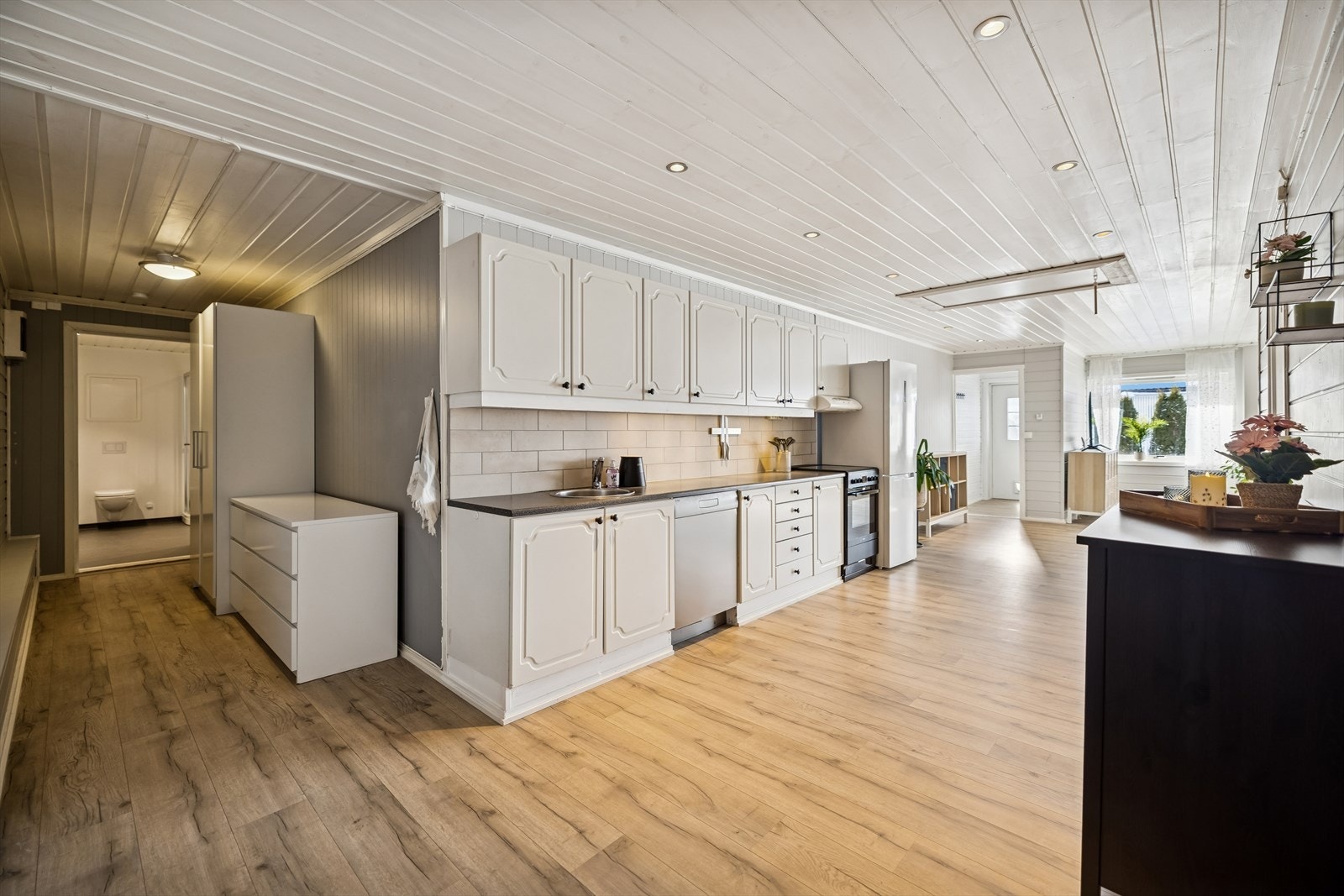 Kjøkkenet er praktisk utformet med frittstående hvitevarer. Ventilator med kullfilter. Oppvaskmaskinen er defekt. Galleribilde