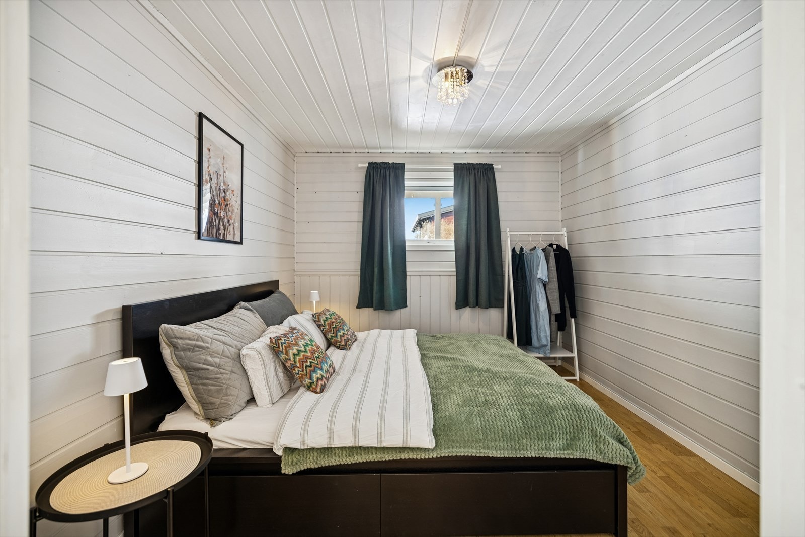 Soverommene har slitesterkt laminatgulv lagt i 2019 og nymalte panelvegger fra 2025. Galleribilde