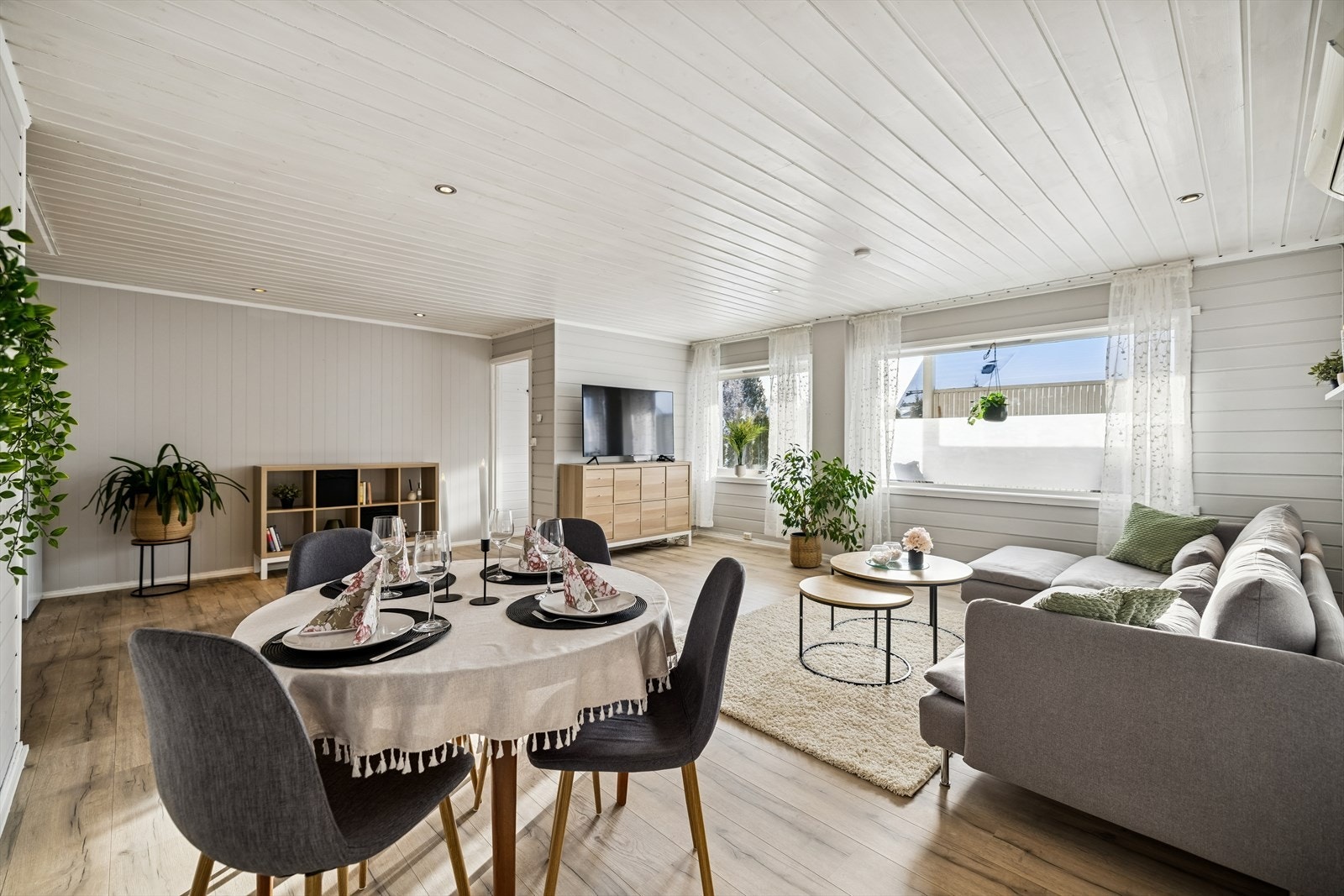 Åpen løsning mellom stue og kjøkken gir gode møbleringsmuligheter. Galleribilde