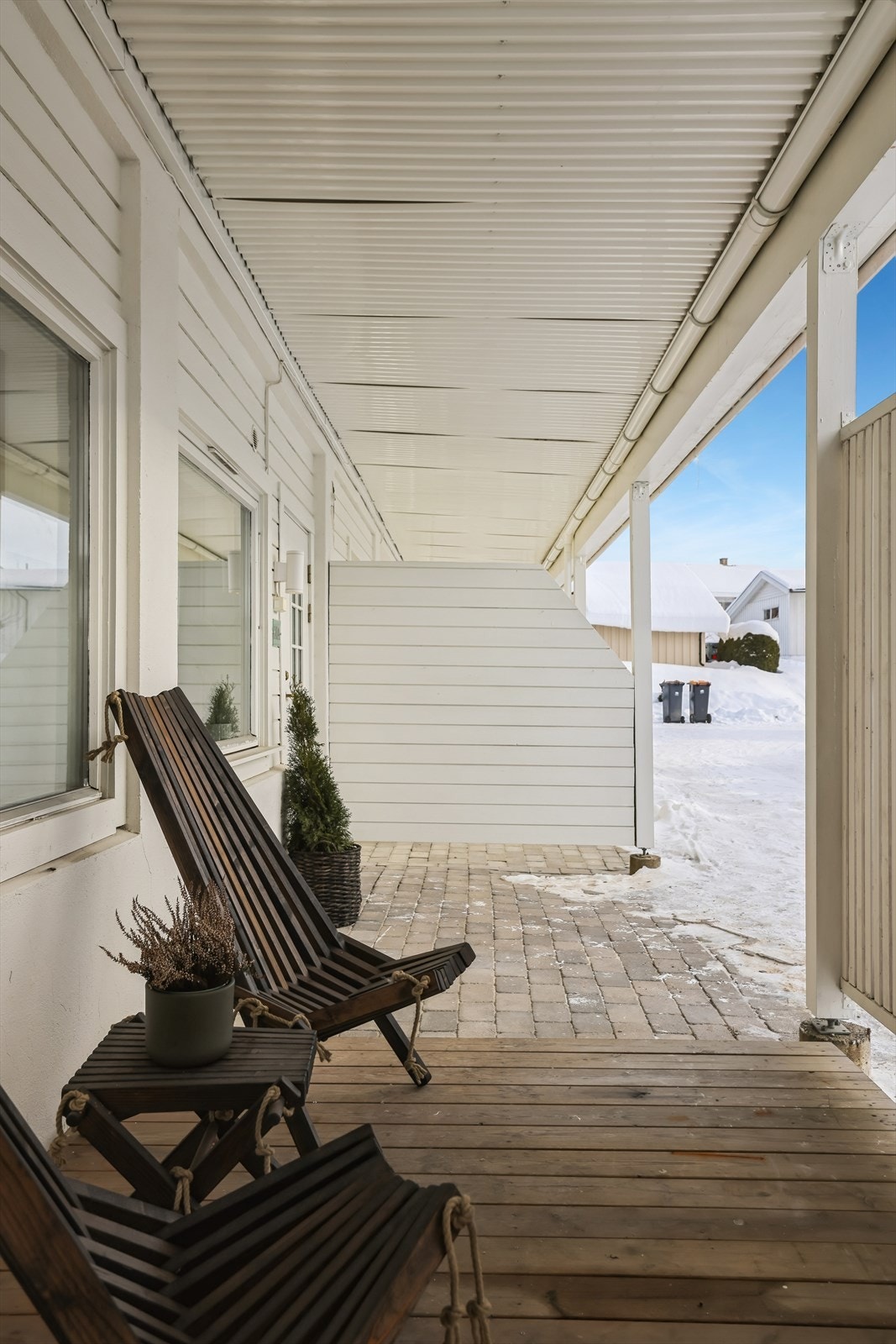 Fra stuen er det utgang til en overbygget og sør-vestvendt terrasseplatting på 7 m². Galleribilde