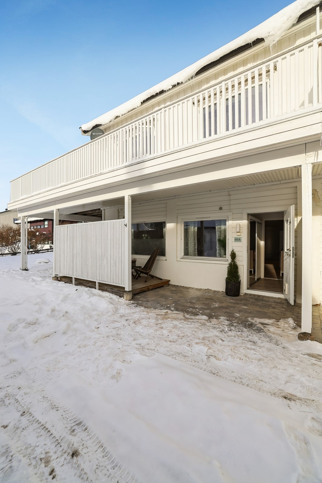 Leiligheten har egen,overbygget inngang på bakkeplan. Galleribilde