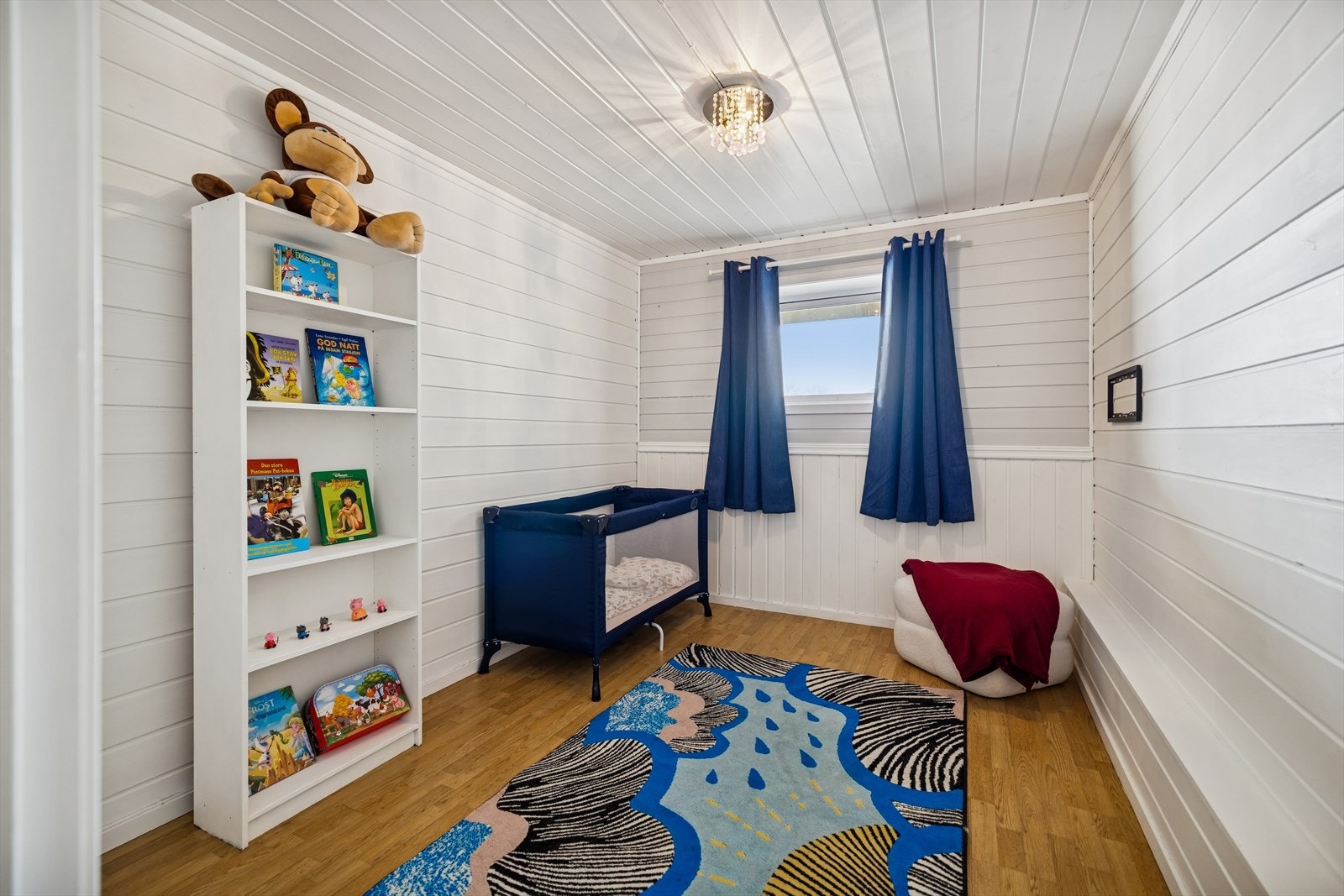 Også her er det malt panel i himling og på vegger, noe som gir en lun atmosfære. Galleribilde