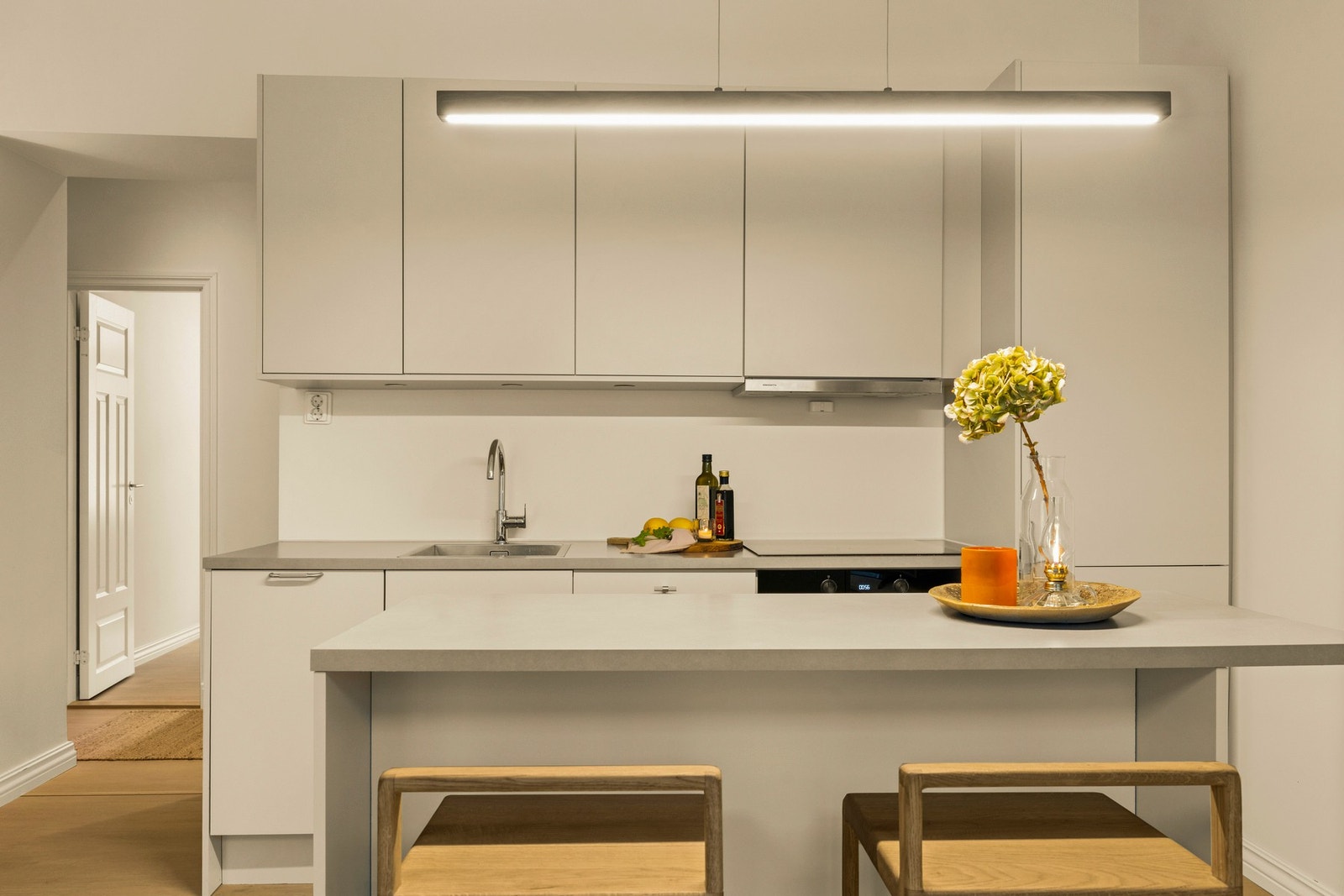 Integrerte hvitevarer med platetopp, komfyr, oppvaskmaskin og
kjøl-frys. Galleribilde