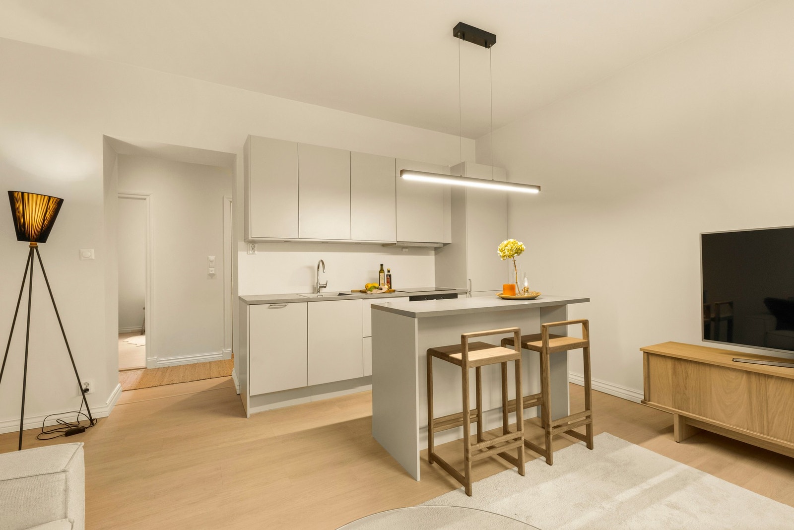 Kjøkkenet er fra 2024 med glatte fronter, benkeplate i laminat og malt vegg
over kjøkkenbenk. Galleribilde