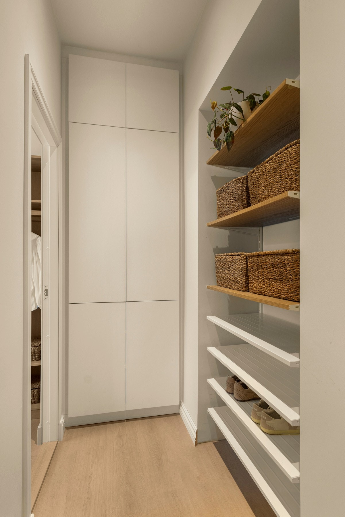 Entré med plass til klær og sko. Galleribilde