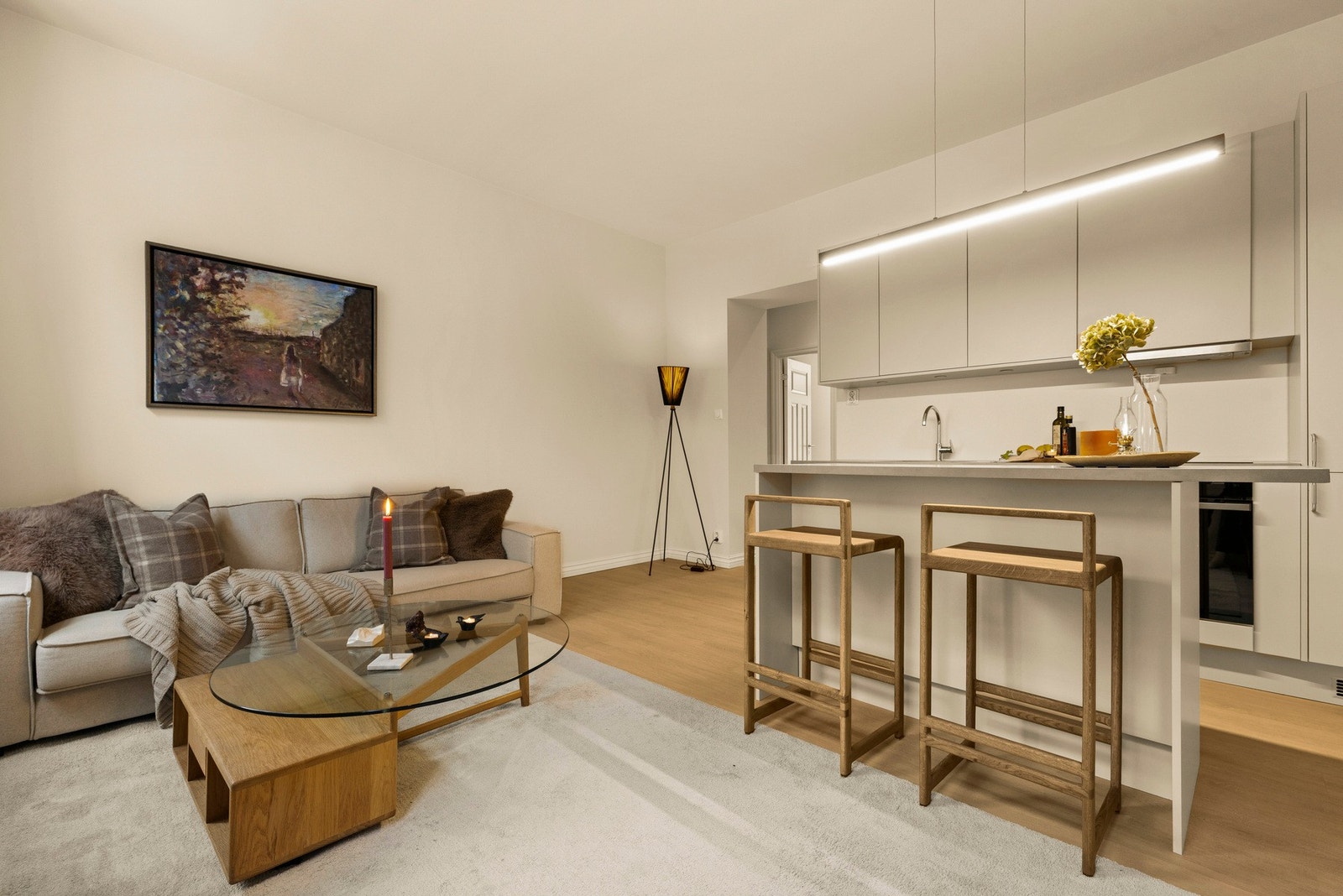 Den åpne løsningen gir rikelig med naturlig lys og en god romfølelse. Kjøkkenet har godt med skap- og benkeplass. Galleribilde