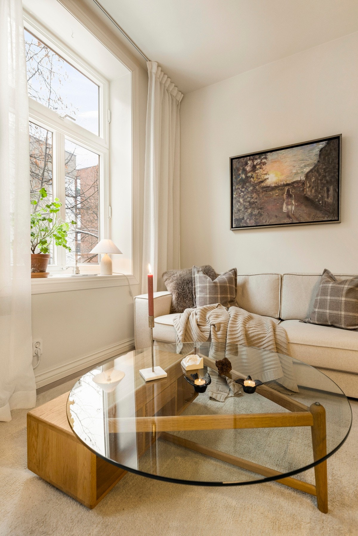 Store vinduer som slipper inn rikelig med naturlig lys. Galleribilde