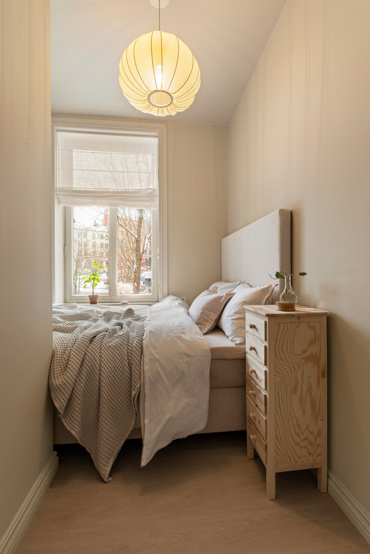 Plass til seng og nattbord. Galleribilde