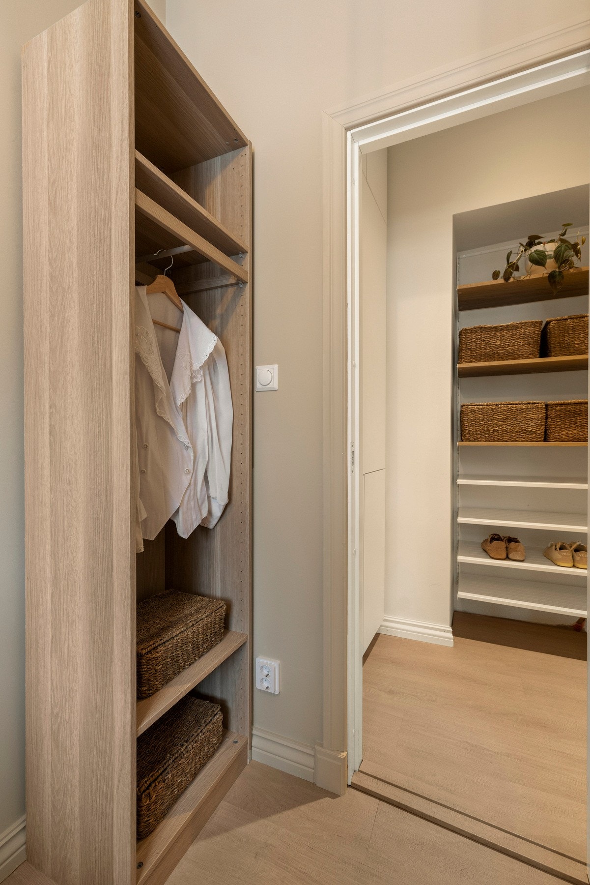 Plass til oppbevaring i garderobe. Galleribilde