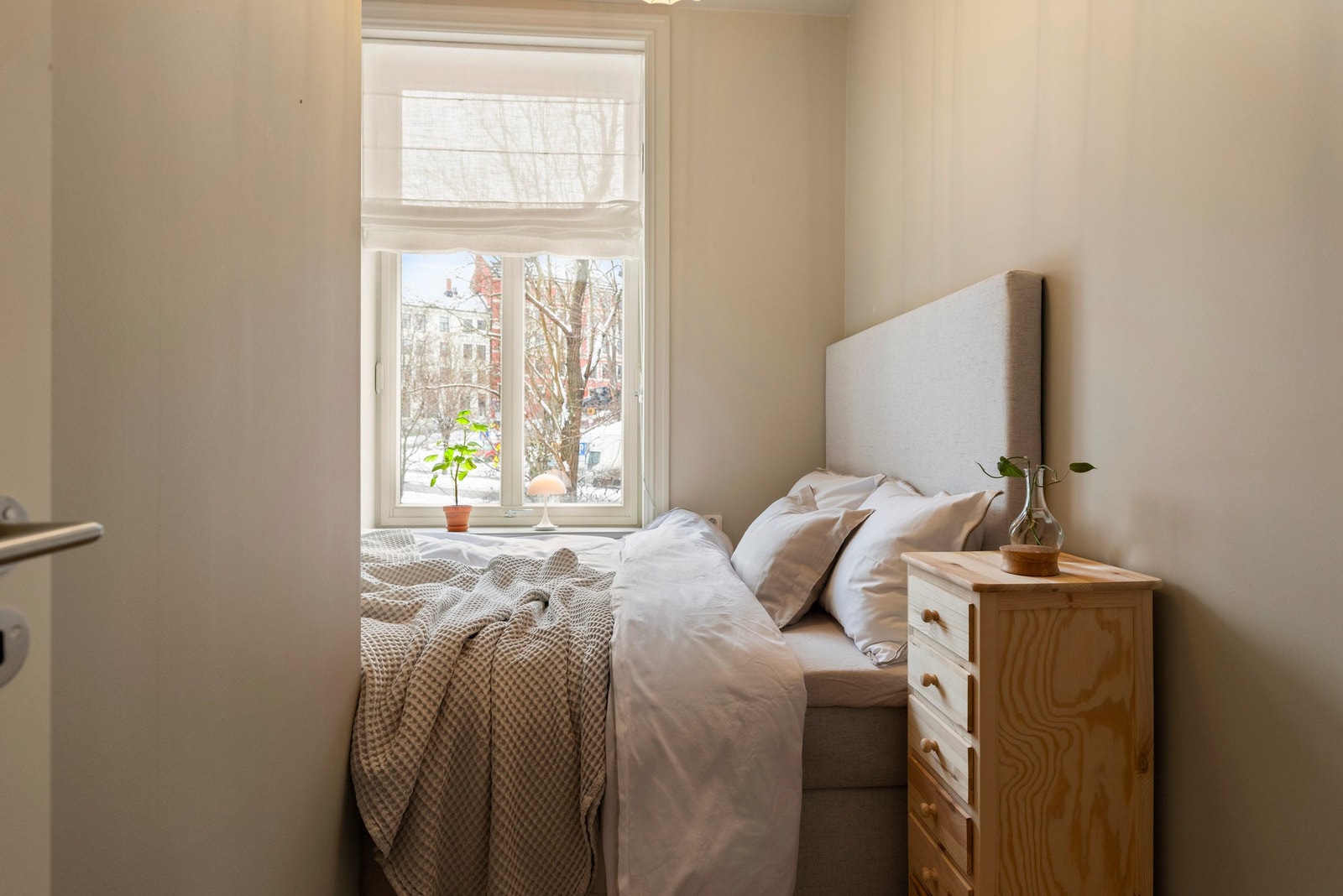 Hovedsoverom - Stort vindu som slipper inn godt med naturlig lys. Galleribilde