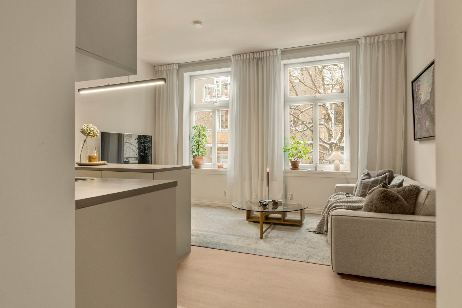 Pent laminatgulv, moderne kjøkken og fine material- og fargevalg. Galleribilde