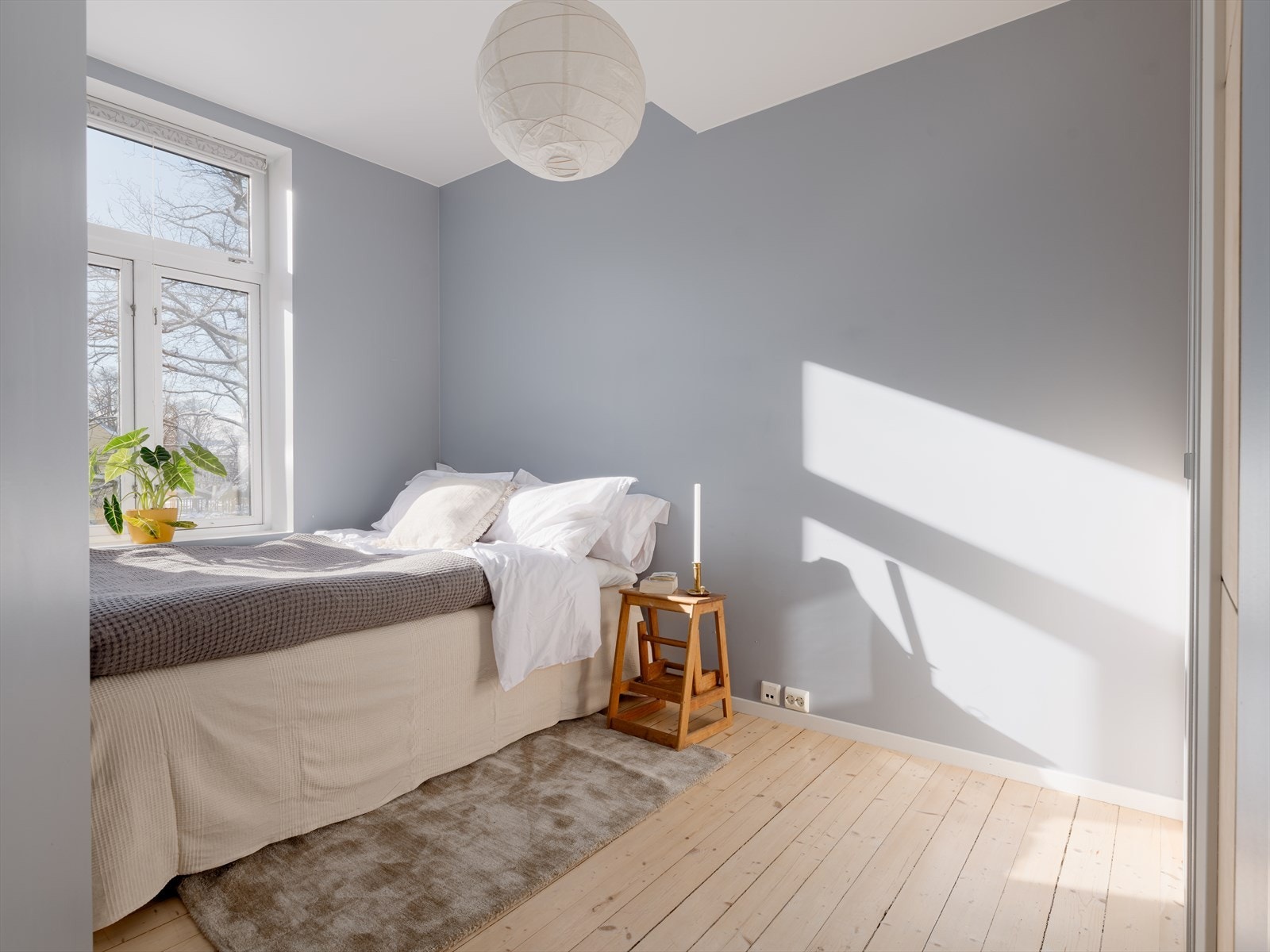 Soverom II er lyst og innbydende med god plass til møbler. Sengen finner sin naturlige plass ved vinduet. Galleribilde