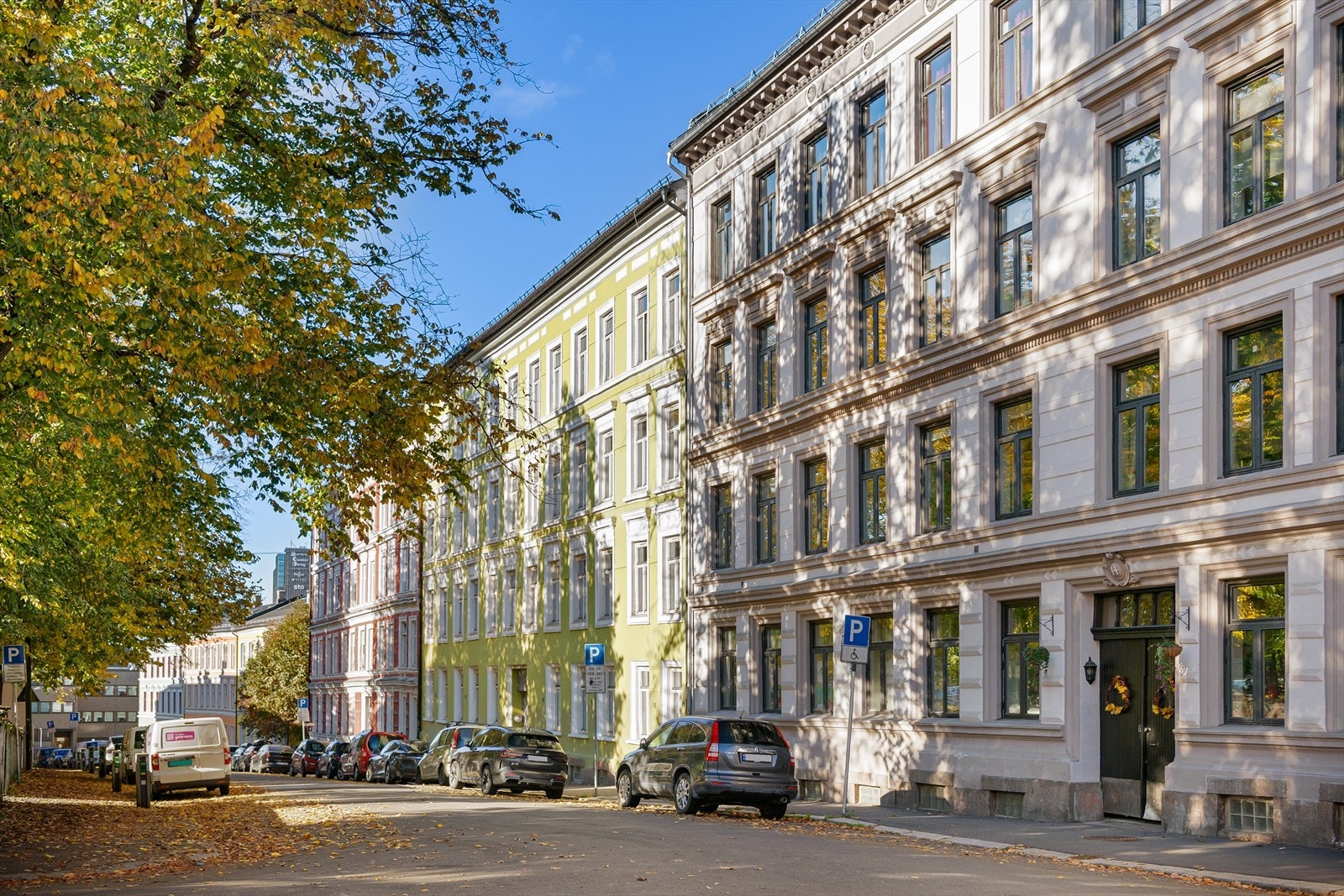 Her bor du i en fargerik gate med gamle bygårder på rad og rekke, i ordentlig Gamlebyen-stil. Galleribilde