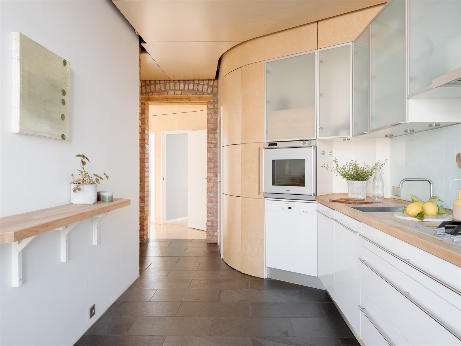 Den store arbeidsflaten vil den som kokkelerer sette pris på. Varmekablene strekker seg fra gangen inn til kjøkkenet og sørger for behagelig gulvvarme året rundt. Galleribilde