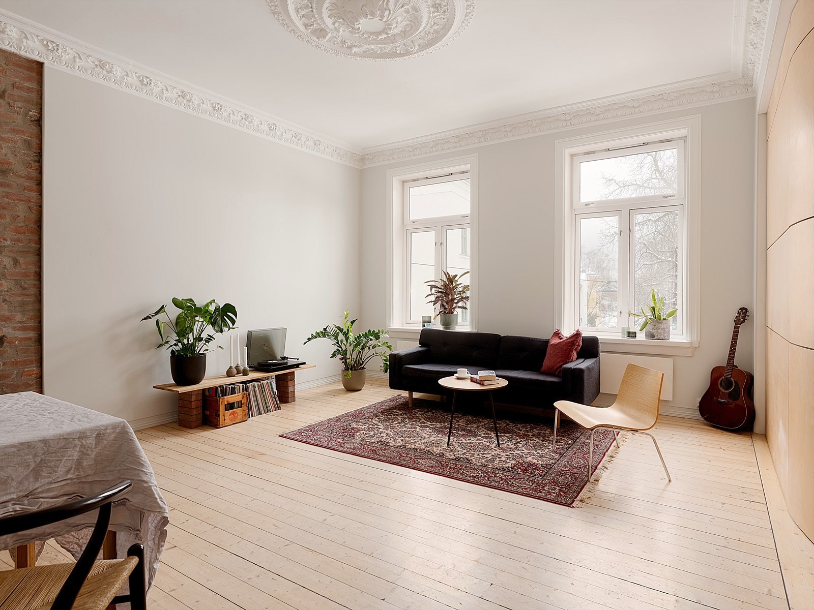 Her møter elegante, eldre detaljer, spennende arkitekttegnede løsninger som gir boligen et personlig preg. Store vindusflater og beliggenhet i 3.etg sørger for at dagslyset flommer gjennom leiligheten. Galleribilde