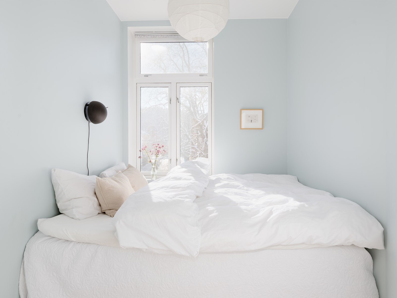 Soverom I er lyst og pent med plass til dobbeltseng og nattbord. Galleribilde