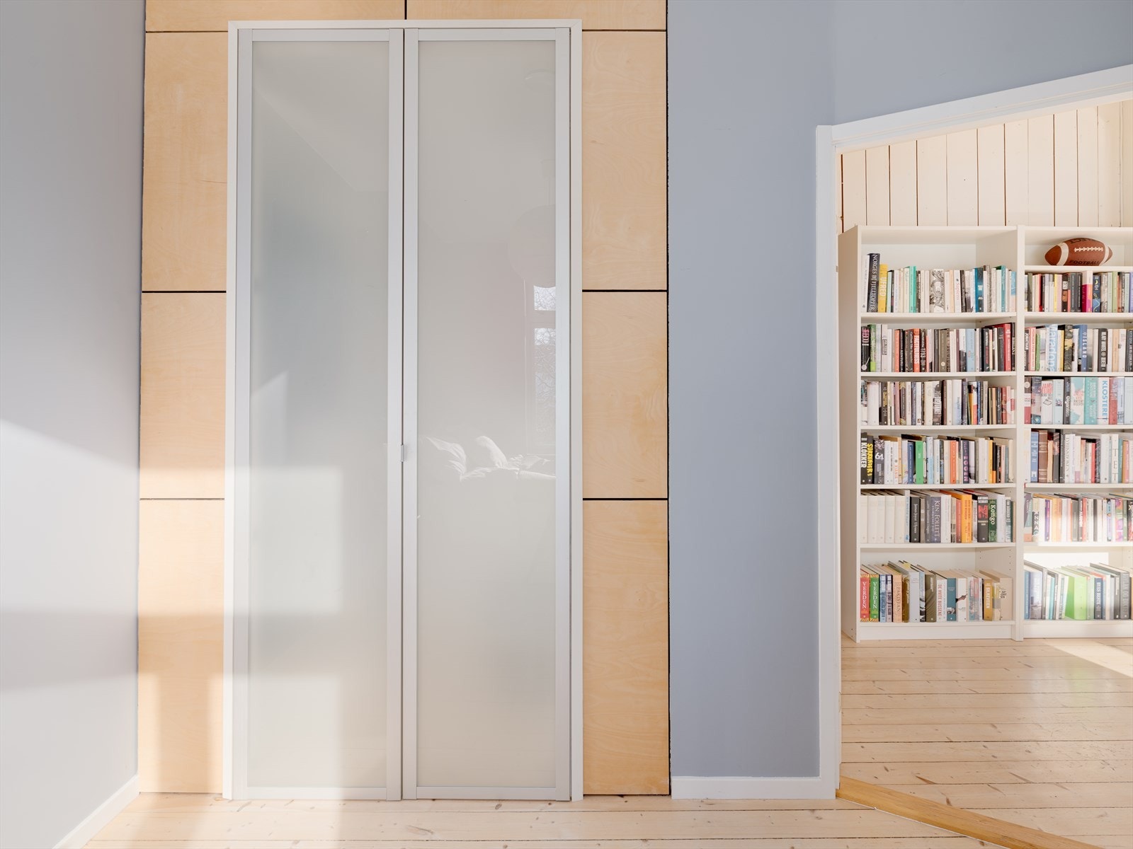 Soverommet har en romslig walk-in garderobe som gir både orden, oversikt og ekstra komfort i hverdagen. Galleribilde