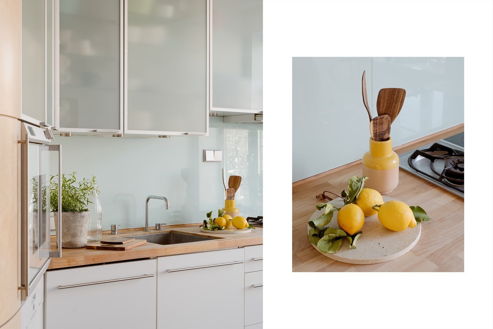 Lyse, glatte kjøkkenfronter og benkeplate i tre. Platetopp, stekeovn, kjøleskap og fryser er integrert i innredningen samt opplegg for oppvaskmaskin. Galleribilde