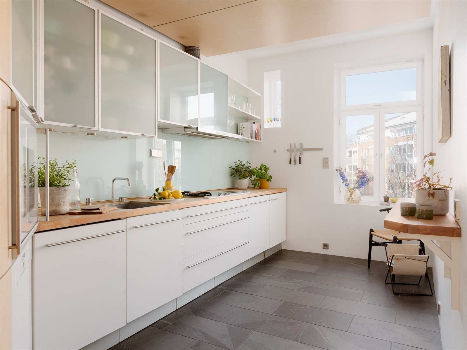 Kjøkkenet ligger adskilt fra stuen og skaper ulike soner i leiligheten! Plass til et koselig frokostbord ved vinduet - Perfekt for raske frokoster i farta! Galleribilde