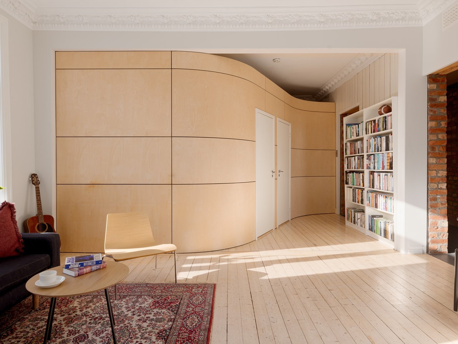 Unik arkitekttegnet "bølgevegg" med et særegent uttrykk med inngang til to soverom. Dette skaper en fin balanse mellom nytt og gammelt. Platene kan fjernes dersom man ønsker å tilbakeføre rommet til sitt opprinnelige uttrykk. Galleribilde