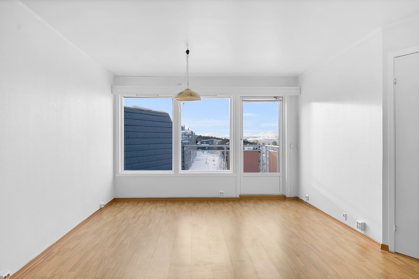 Flott utsikt til fjellene og sjøen mot sør og sørvest. Galleribilde