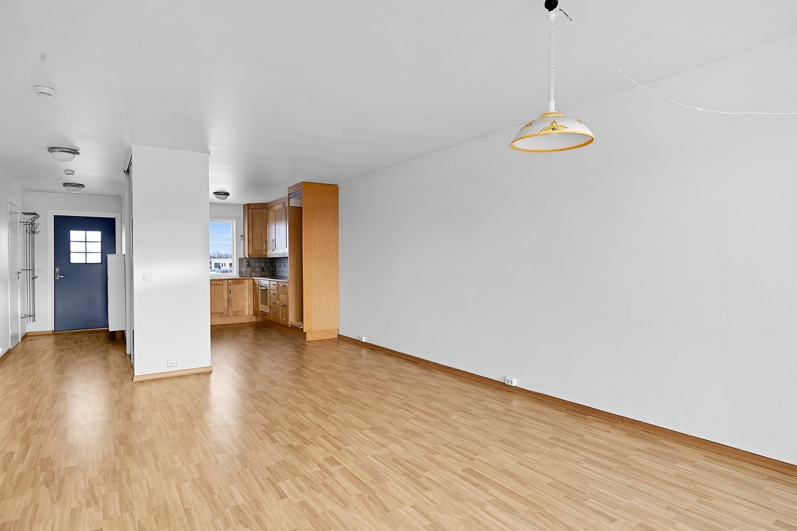 Kjøkken i delvis åpen løsning til stue. Galleribilde