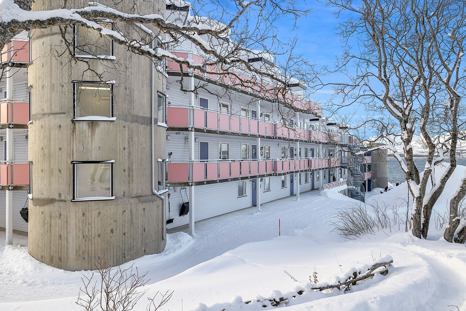 Heis til alle etasjer i bygget. Galleribilde