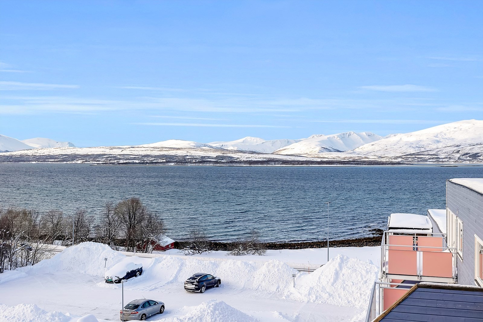 Stort parkeringsområde for gjester like ved blokken. Galleribilde