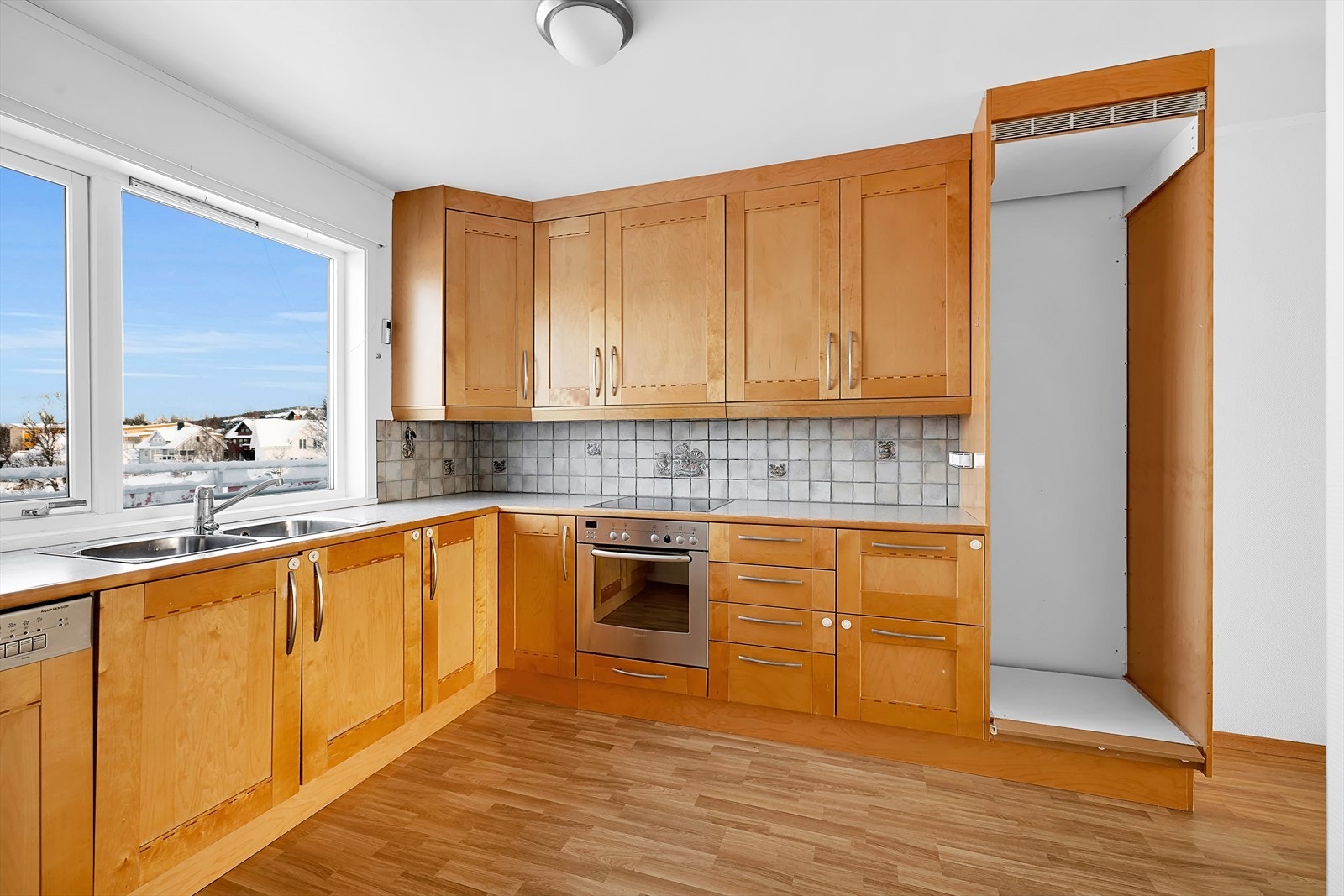 Nydelig utsikt mot nord fra kjøkkenets store vinduer. Galleribilde