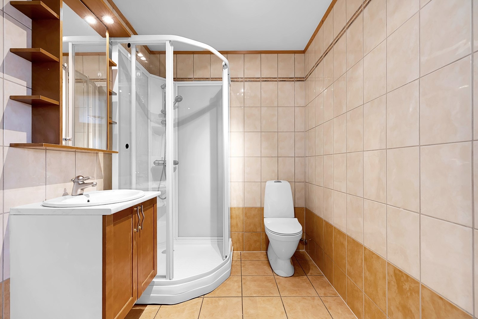 Komplett flislagt baderom. Nyere toalett og dusjkabinett. Gulvvarme. Galleribilde