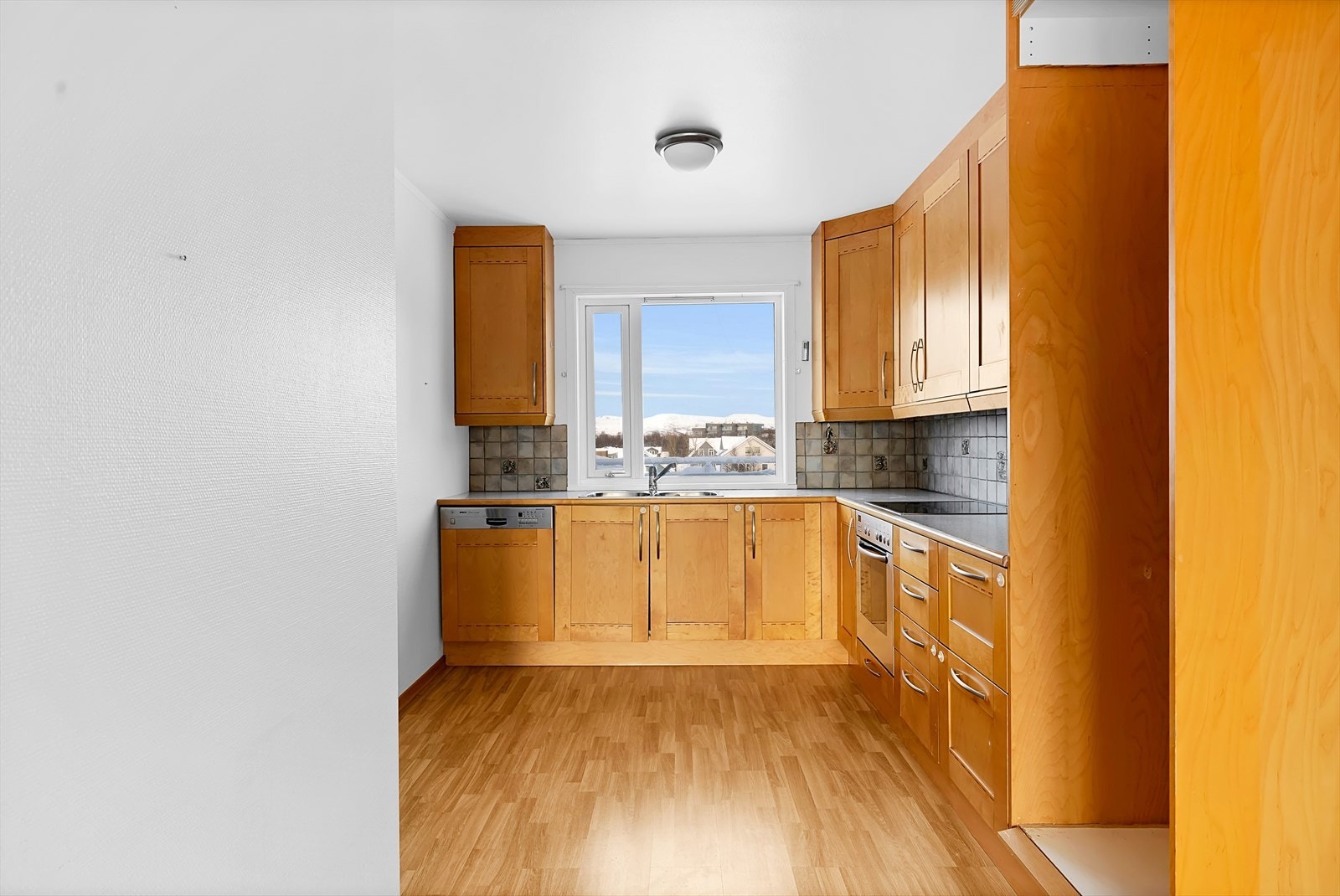 Kjøkkenet har integrerte hvitevarer som koketopp, stekovn og oppvaskmaskin. Galleribilde