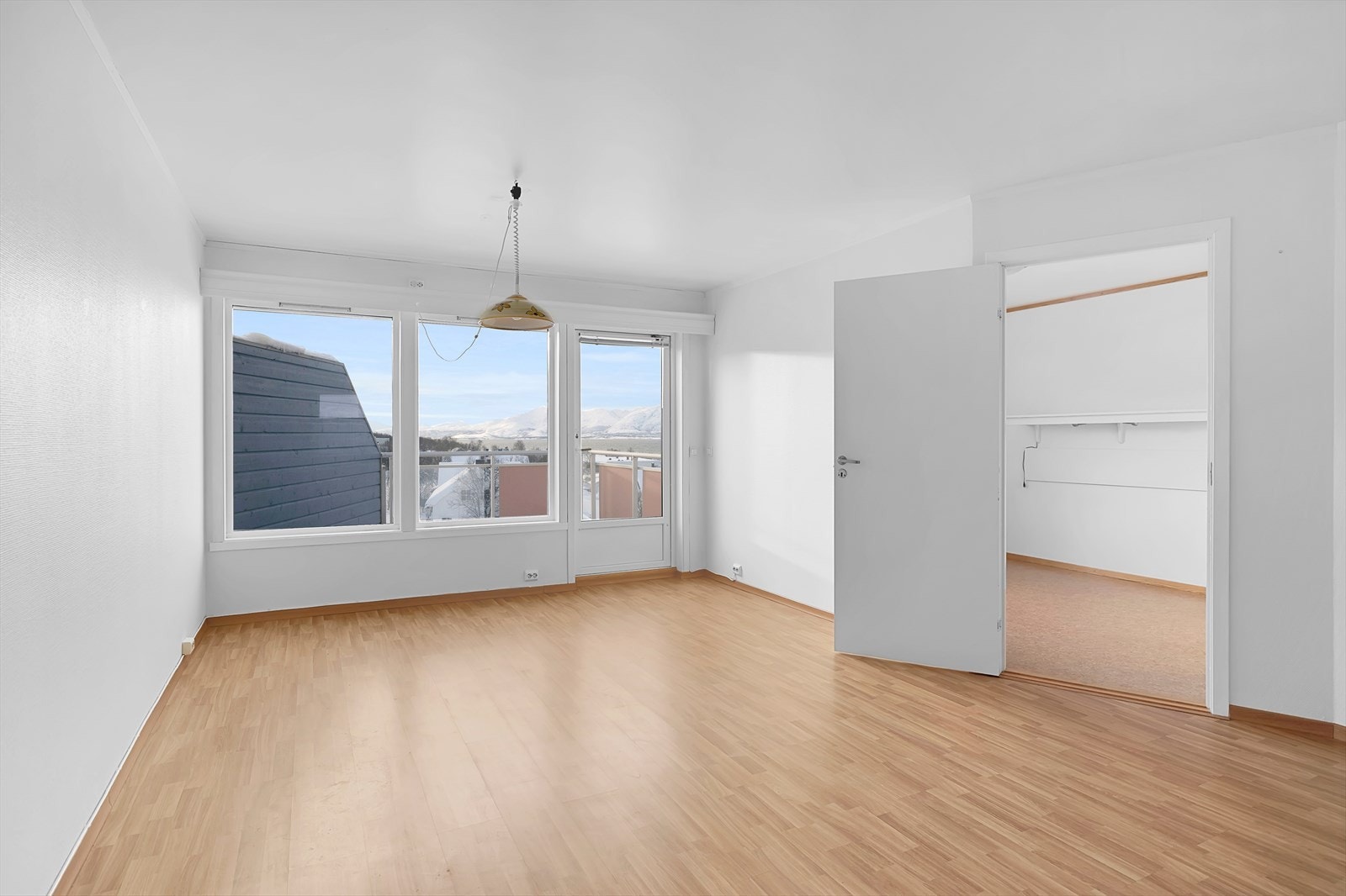 Leilighetens stue er romslig med store vindusflater mot sør. Galleribilde