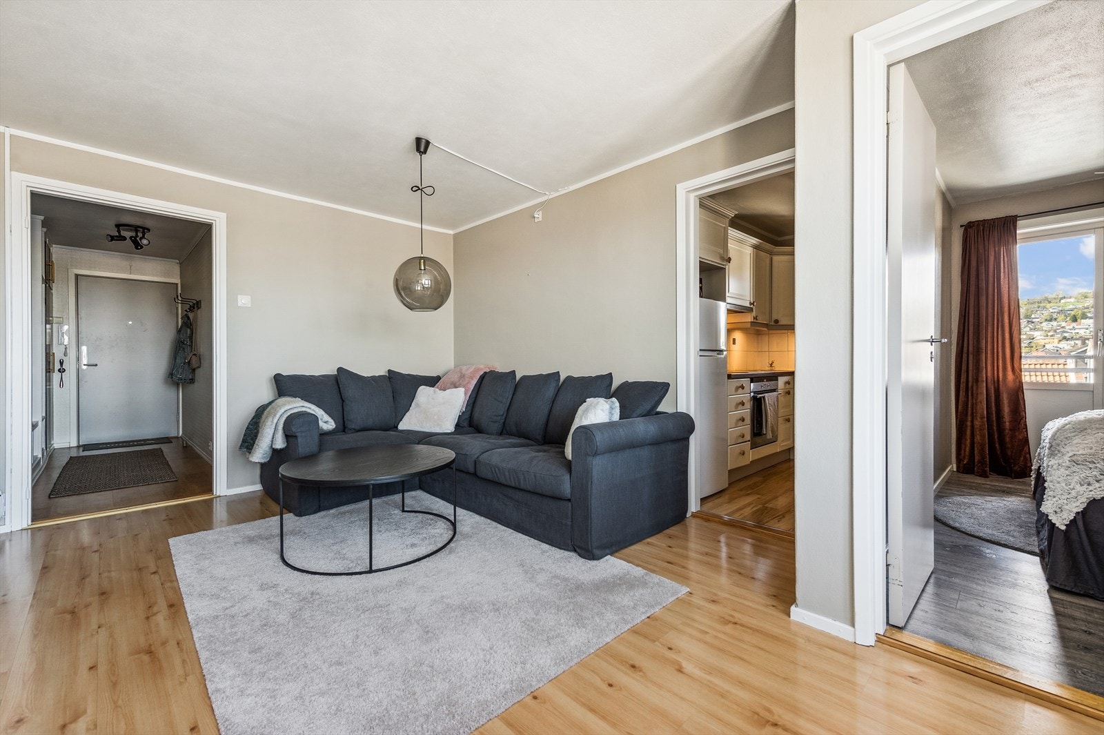 Fra gangen er det adkomst til badet før man videre kommer inn i en åpen og luftig stue. Galleribilde