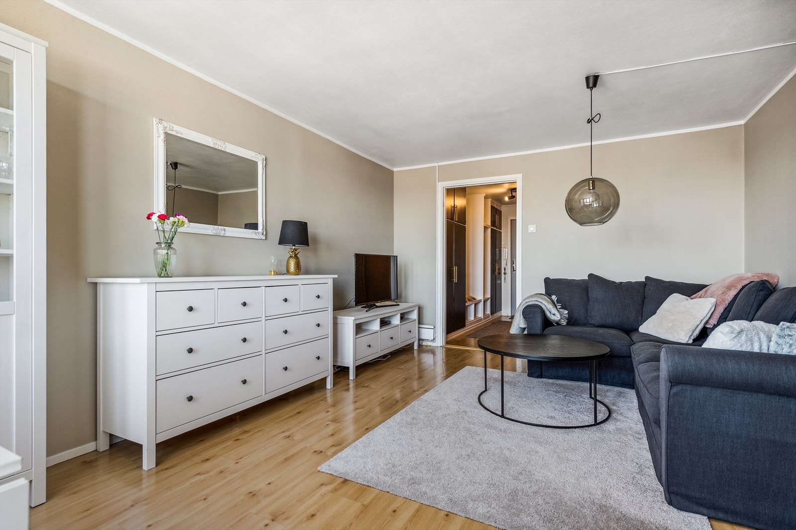 Stuen har store vindusflater som slipper inn rikelig med naturlig lys og skaper en behagelig romfølelse. Galleribilde