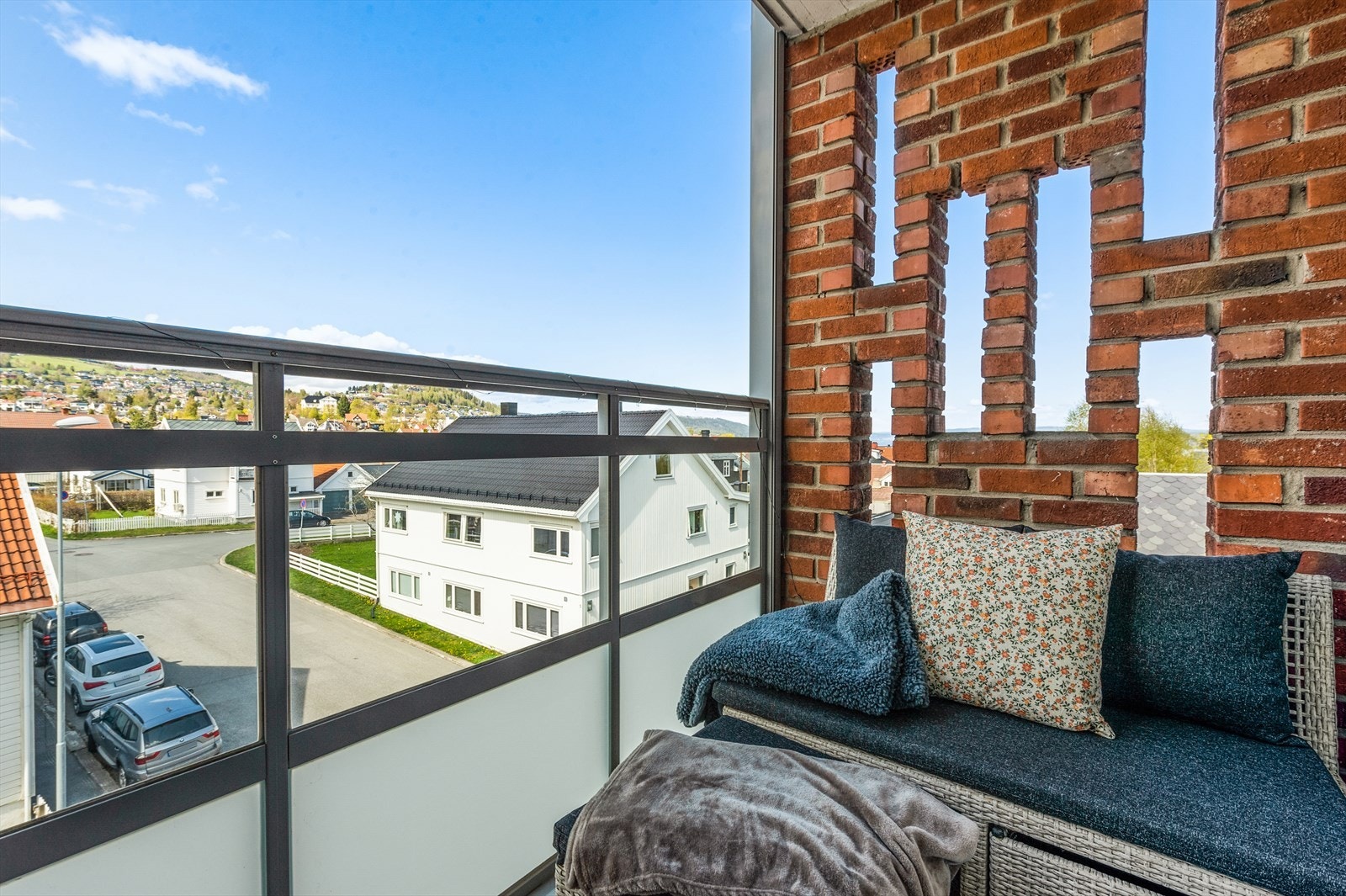 Romslig stue, vestvendt balkong med ettermiddagssol og bod både i 1. etasje og kjeller gir gode oppbevaringsmuligheter. Galleribilde