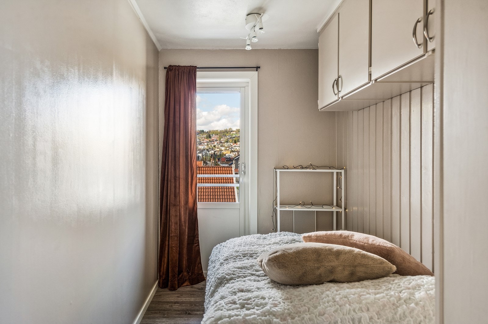 Soverommet har adkomst fra stuen, og rommet har plass til både seng og garderobeløsning. Fra soverommet er det utgang til en hyggelig balkong. Galleribilde