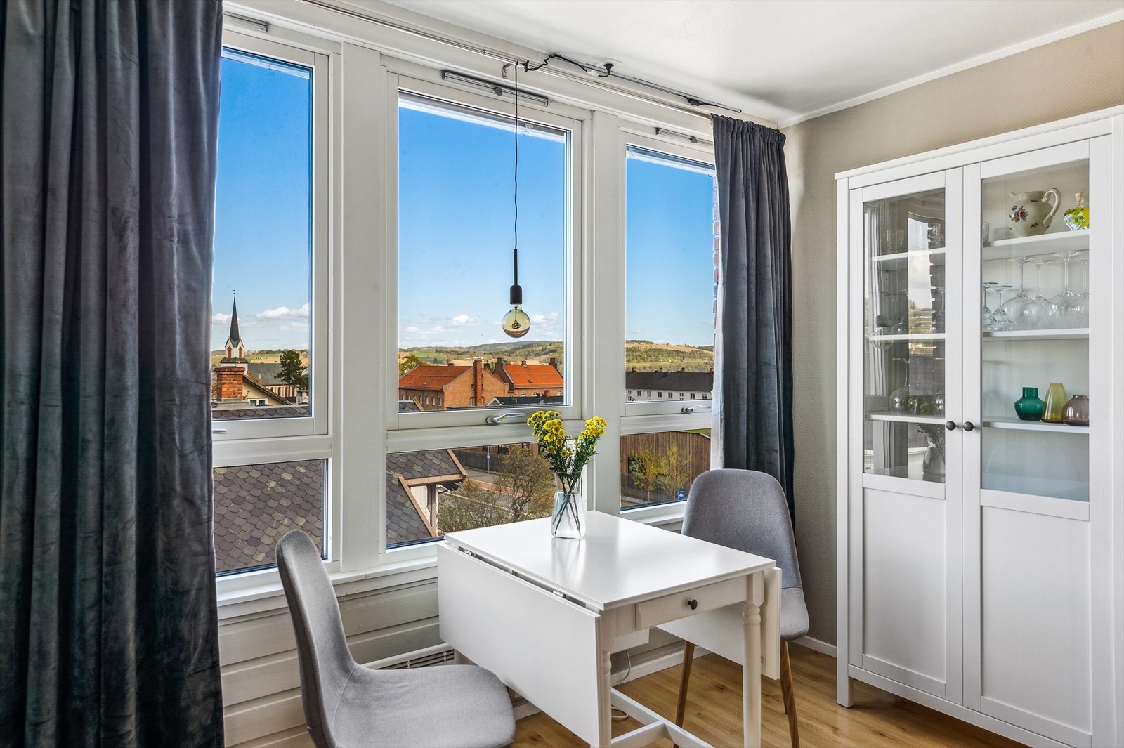 En praktisk og arealeffektiv leilighet med tidløse kvaliteter og flere oppgraderinger. Galleribilde