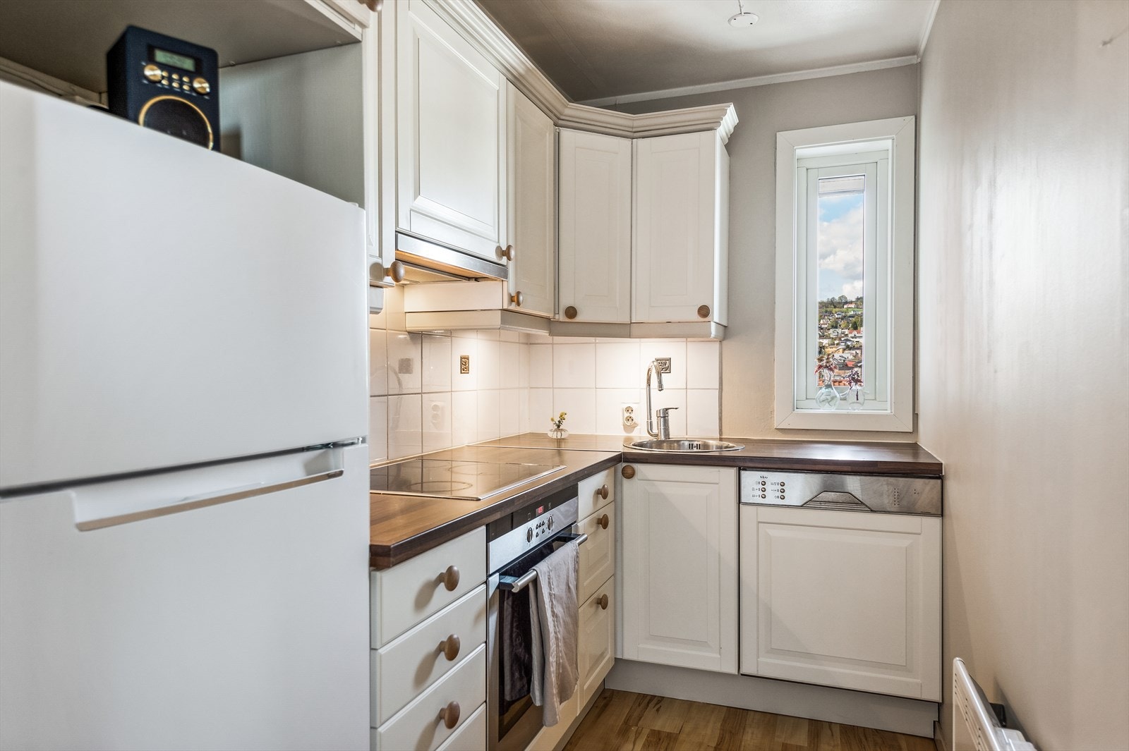 Mellom benkeplate og overskap er det flislagt. Stekeovn, platetopp og oppvaskmaskin er integrert, mens kjøleskapet er frittstående. Galleribilde