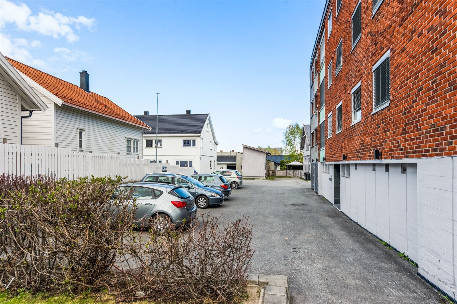 Parkeringsplasser på tomten fordeles etter ansiennitetsprinsippet, gateparkering for øvrig. Galleribilde