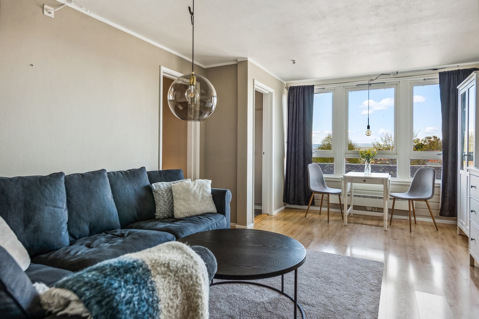 Arealeffektiv og tidløs 2-roms m/ vestvendt balkong sentralt på Gjøvik. Galleribilde