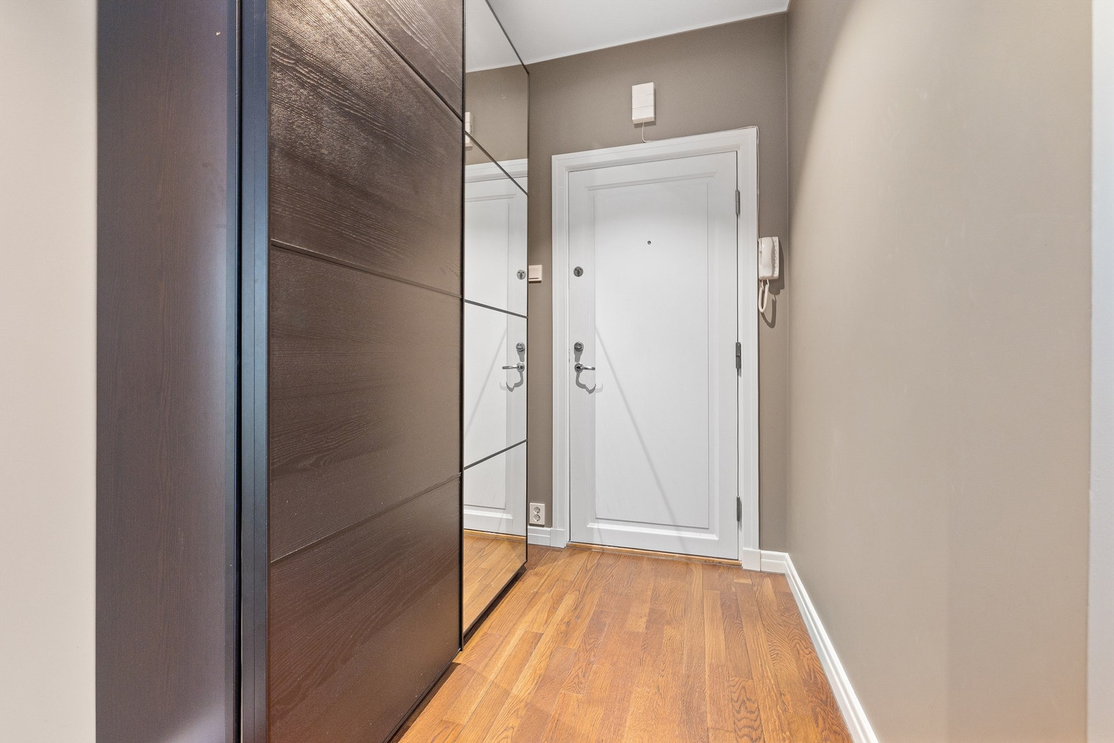 Alle innerdører og lister ble byttet i 2024, som gir et helhetlig og moderne uttrykk. Galleribilde