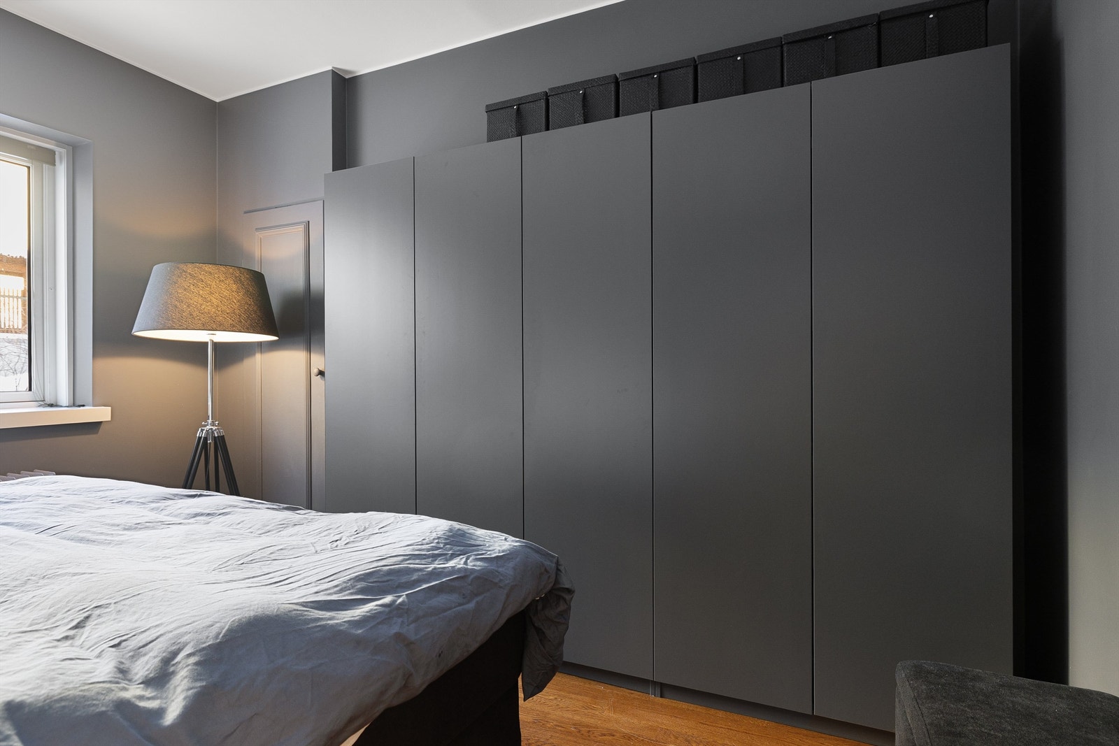 En hel vegg med garderobeskap samt tilgang til et kott gir rikelig med oppbevaringsplass. Galleribilde