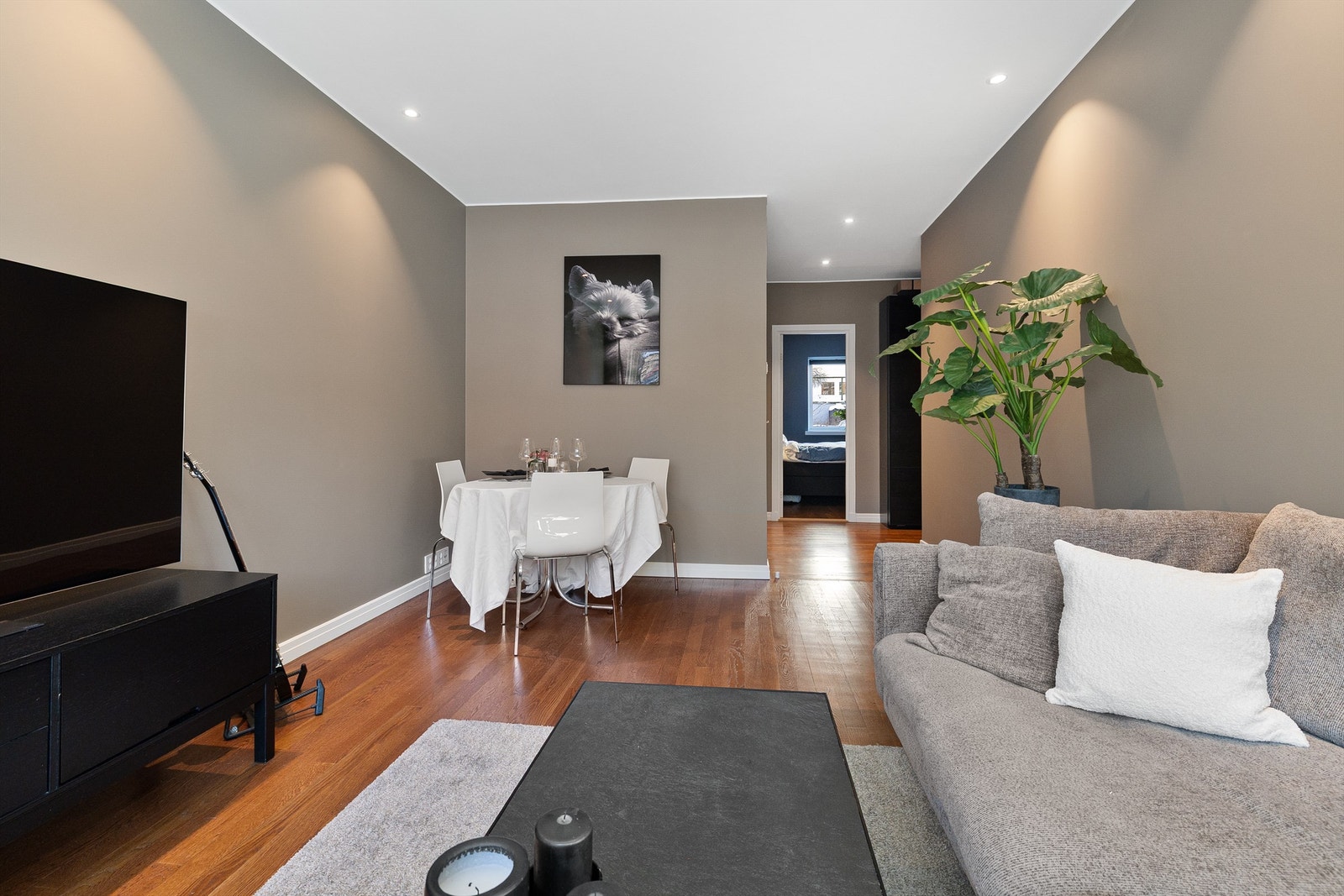 Stuen har en åpen og sosial utforming med naturlig plassering for en spisegruppe. Galleribilde